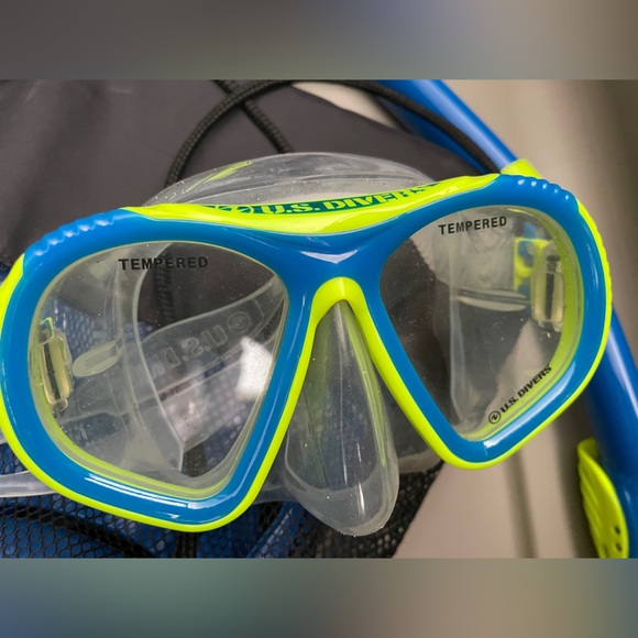 US Divers Kids Snorkeling Set with Mask Goggle Snorkel Fins Gear Bag - Picture 8 of 9